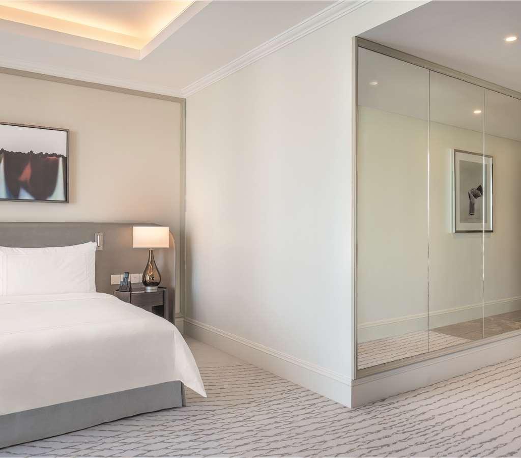 فندق أدريس فاونتن فيوز دبي الغرفة الصورة A bedroom at the hotel